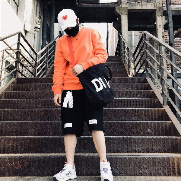 Modern férfi táska fekete színben, felirattal