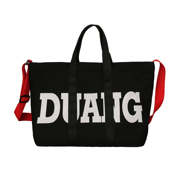 Modern férfi táska fekete színben, felirattal