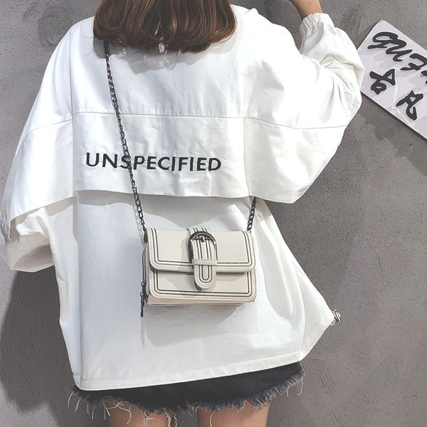 Öko bőrből készült női táska három színben és fém lánccal