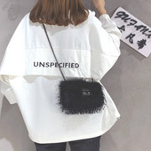 Női táska hosszú füllel, fém elemmel