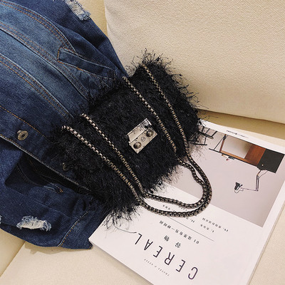 Női táska hosszú füllel, fém elemmel