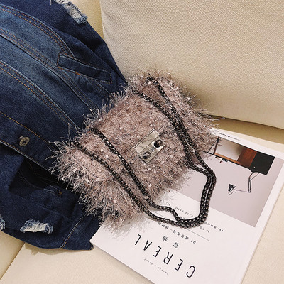 Női táska hosszú füllel, fém elemmel