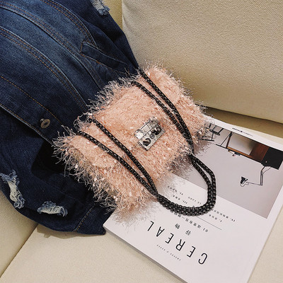 Női táska hosszú füllel, fém elemmel