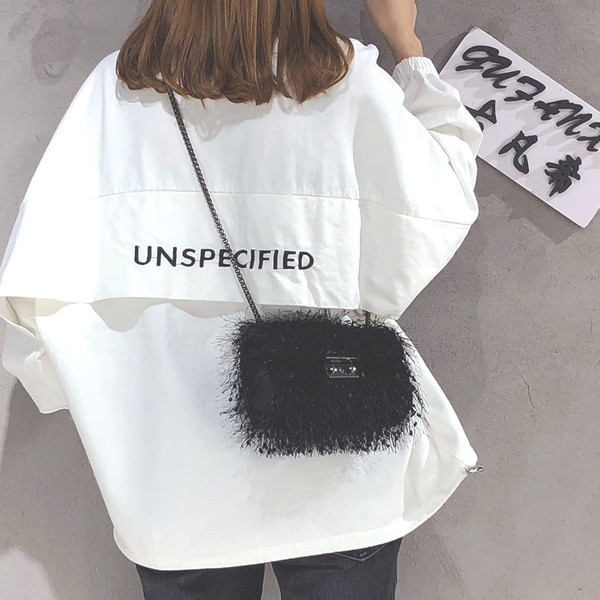 Női táska hosszú füllel, fém elemmel