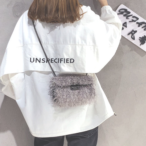 Női táska hosszú füllel, fém elemmel