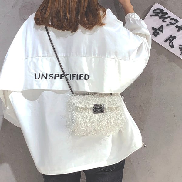 Női táska hosszú füllel, fém elemmel