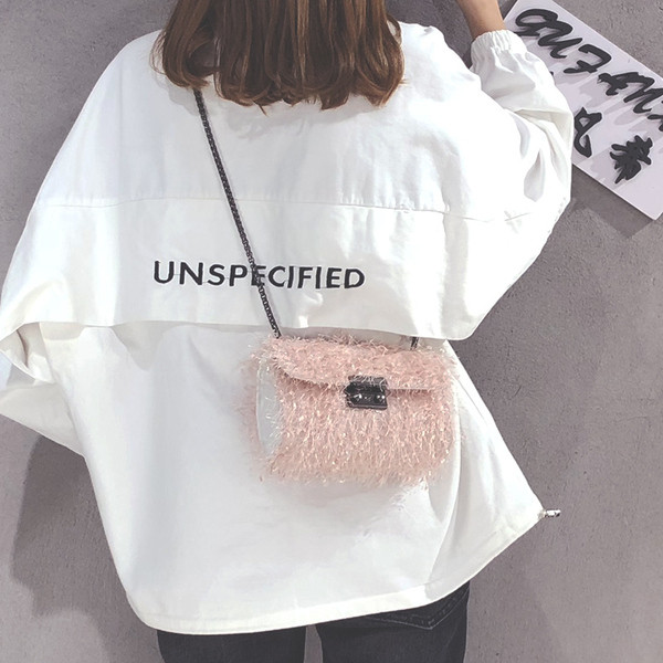 Női táska hosszú füllel, fém elemmel