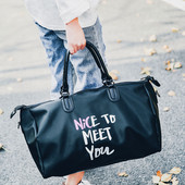 Modern táska fekete felirattal, férfiaknak és nőknek egyaránt