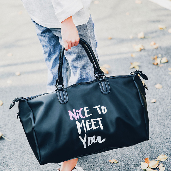 Modern táska fekete felirattal, férfiaknak és nőknek egyaránt