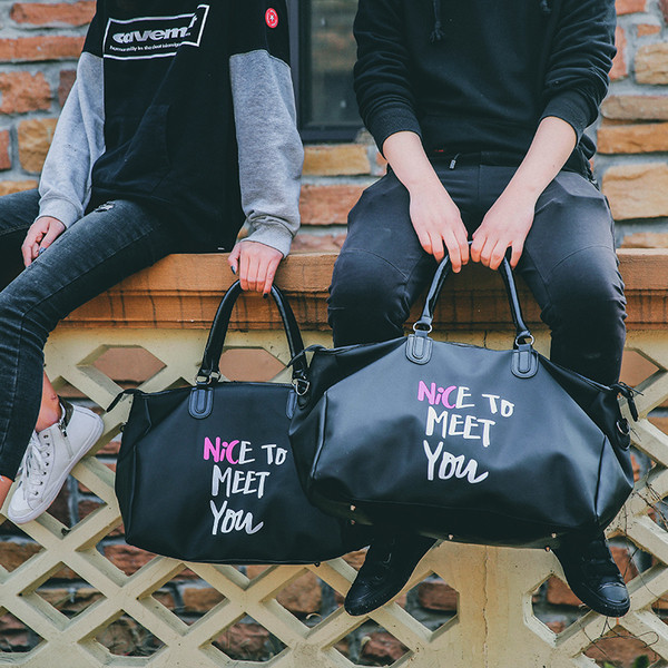 Modern táska fekete felirattal, férfiaknak és nőknek egyaránt