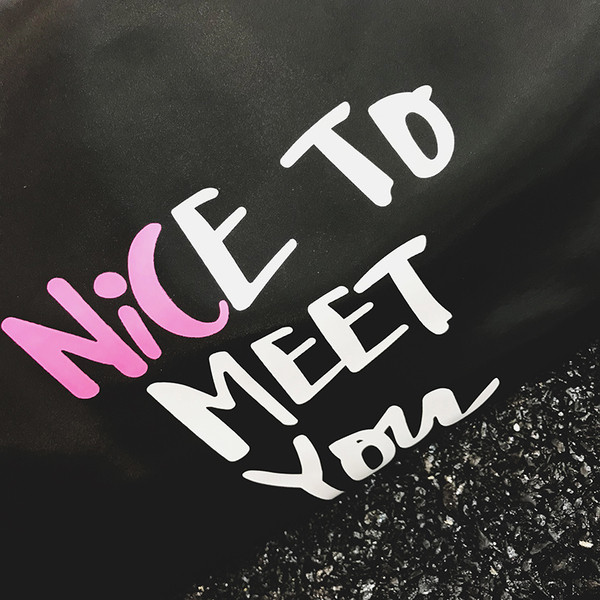 Modern táska fekete felirattal, férfiaknak és nőknek egyaránt