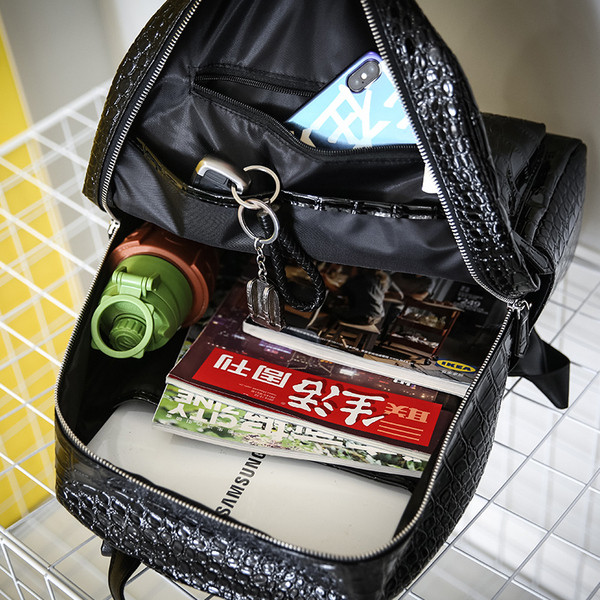 Férfi öko bőr hátizsák zsebbel fekete színben