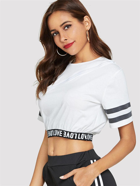 Rövid, fehér, feliratos női póló