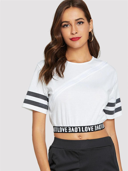 Rövid, fehér, feliratos női póló