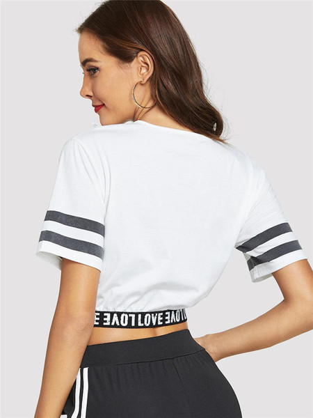 Rövid, fehér, feliratos női póló