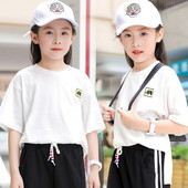 Sport póló lányoknak fehér színben és mintás