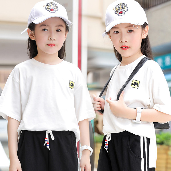 Sport póló lányoknak fehér színben és mintás