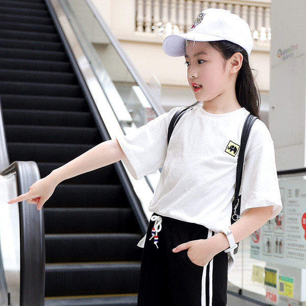 Sport póló lányoknak fehér színben és mintás