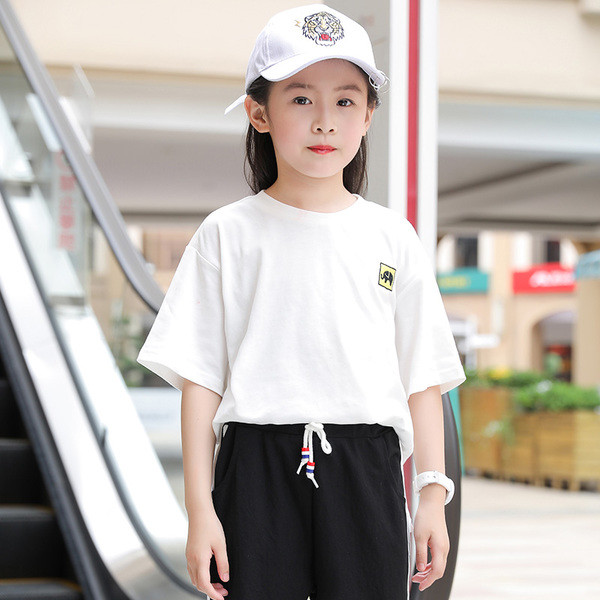 Sport póló lányoknak fehér színben és mintás