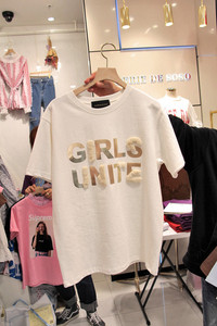 Aktuális női póló O-nyakkal, rózsaszín és fehér színben