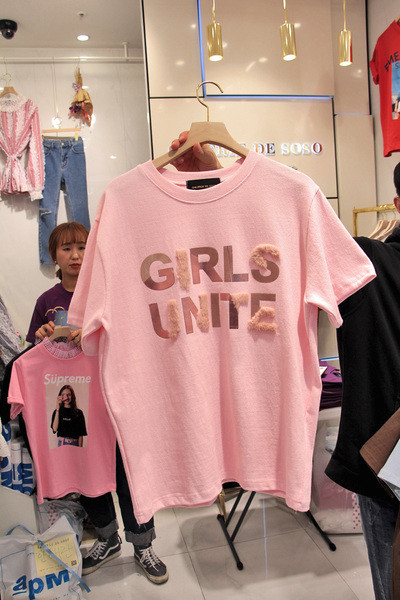 Aktuális női póló O-nyakkal, rózsaszín és fehér színben