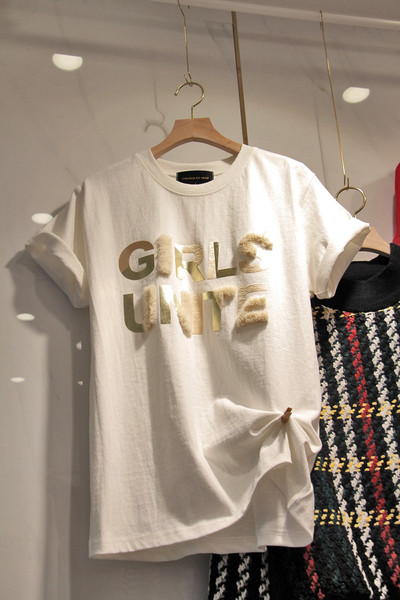 Aktuális női póló O-nyakkal, rózsaszín és fehér színben