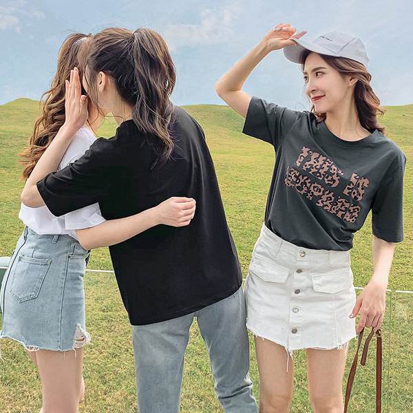 Modern női póló leopárd felirattal több színben