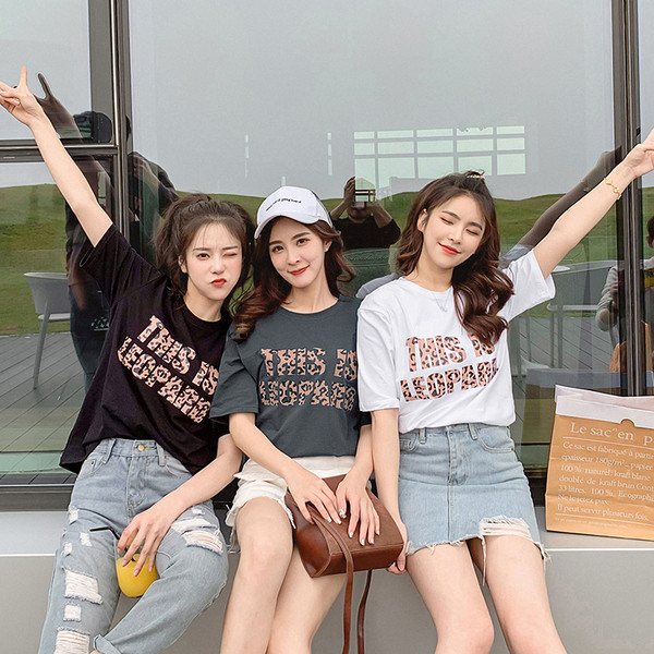 Modern női póló leopárd felirattal több színben