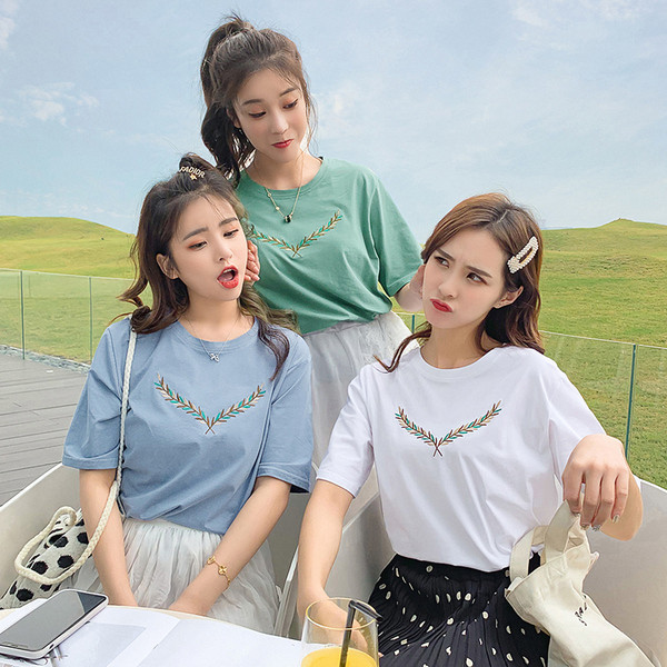 Női alkalmi póló három színben hímzéssel