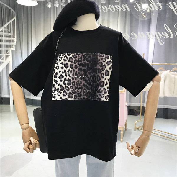 Modern női póló széles modell több színben mintával