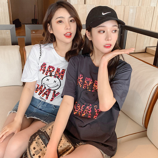 Modern női póló fehér és fekete mintával