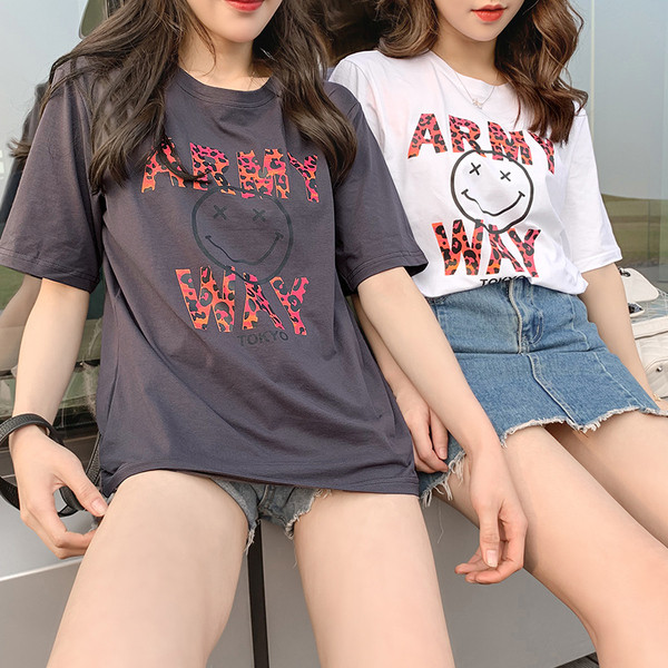 Modern női póló fehér és fekete mintával