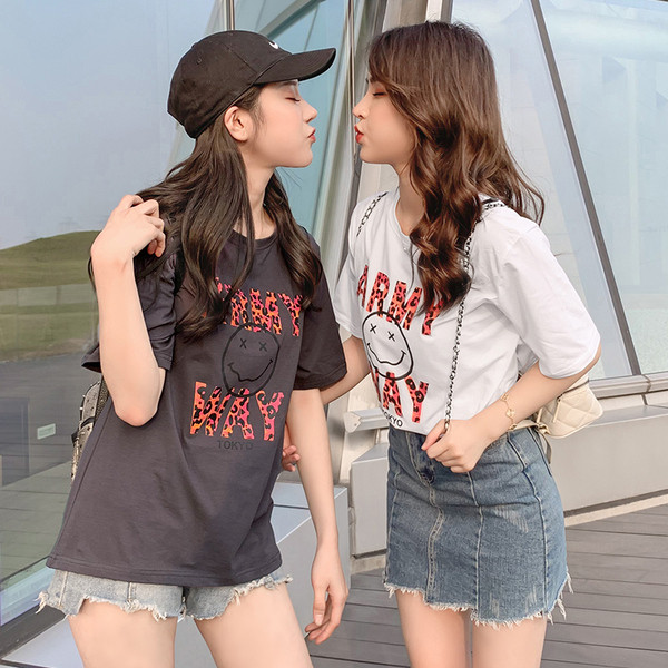 Modern női póló fehér és fekete mintával