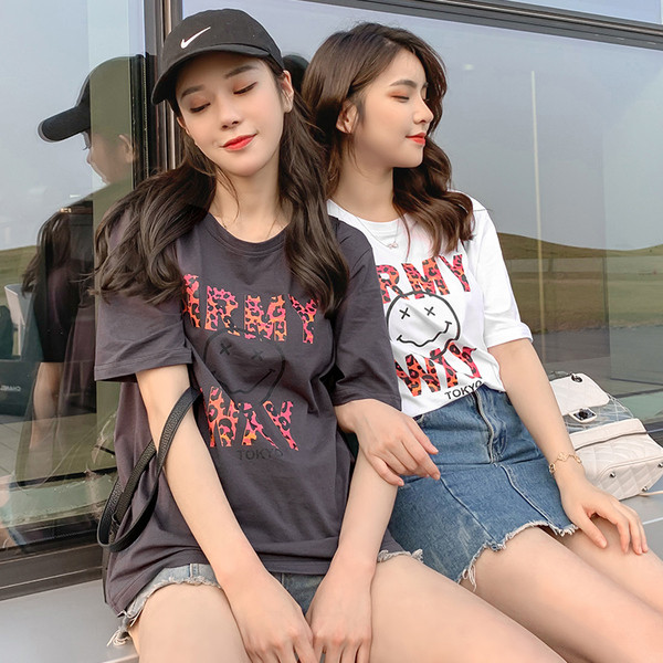 Modern női póló fehér és fekete mintával