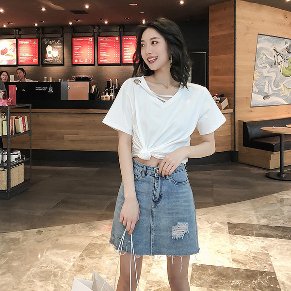 Modern női póló nyakkendővel több színben