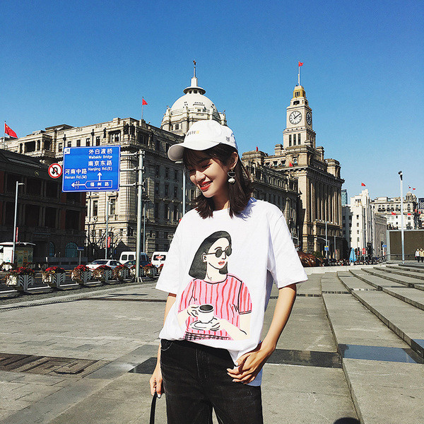 Alkalmi női blúz rövid ujjal, fehér rátéttel