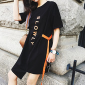 Sport-alkalmi női ruha felirattal és csatlakozóval, fekete színben