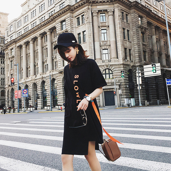 Sport-alkalmi női ruha felirattal és csatlakozóval, fekete színben