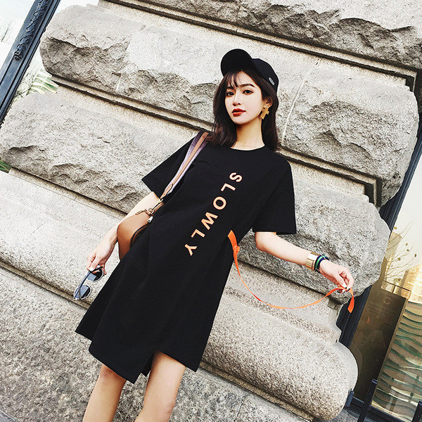 Sport-alkalmi női ruha felirattal és csatlakozóval, fekete színben