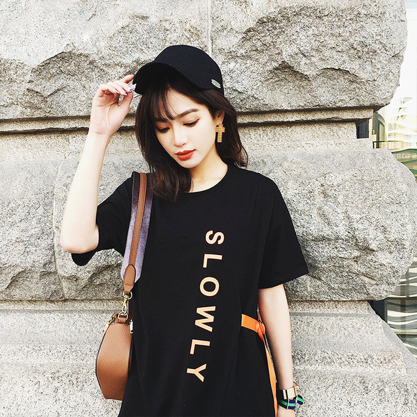 Sport-alkalmi női ruha felirattal és csatlakozóval, fekete színben