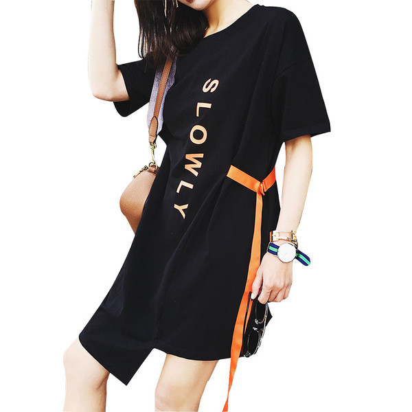 Sport-alkalmi női ruha felirattal és csatlakozóval, fekete színben