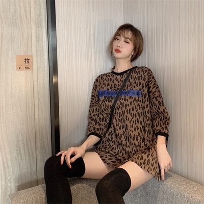 Μοντέρνα γυναικεία μπλούζα σε ευρύ μοτίβο με  λεοπάρδαλη εκτύπωση