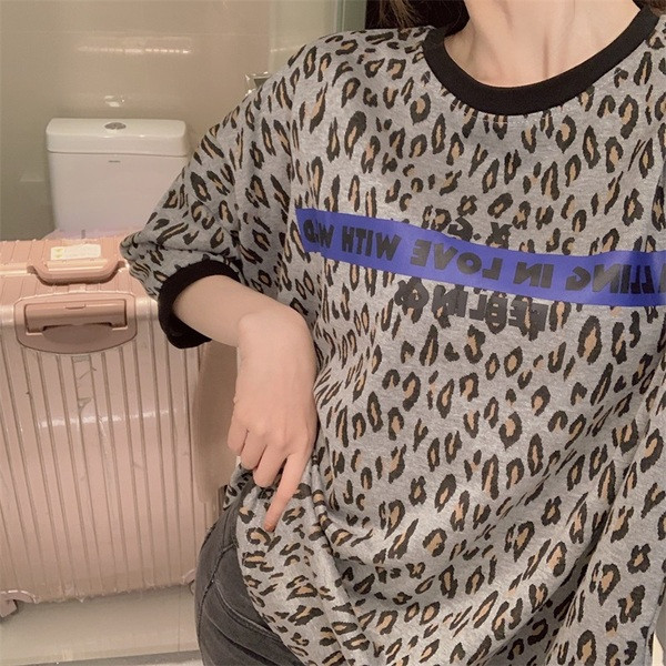 Μοντέρνα γυναικεία μπλούζα σε ευρύ μοτίβο με  λεοπάρδαλη εκτύπωση