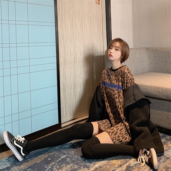 Μοντέρνα γυναικεία μπλούζα σε ευρύ μοτίβο με  λεοπάρδαλη εκτύπωση