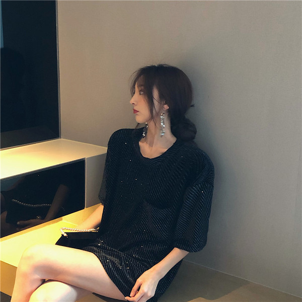 Aktuális női fényes blúz széles modell fekete színben