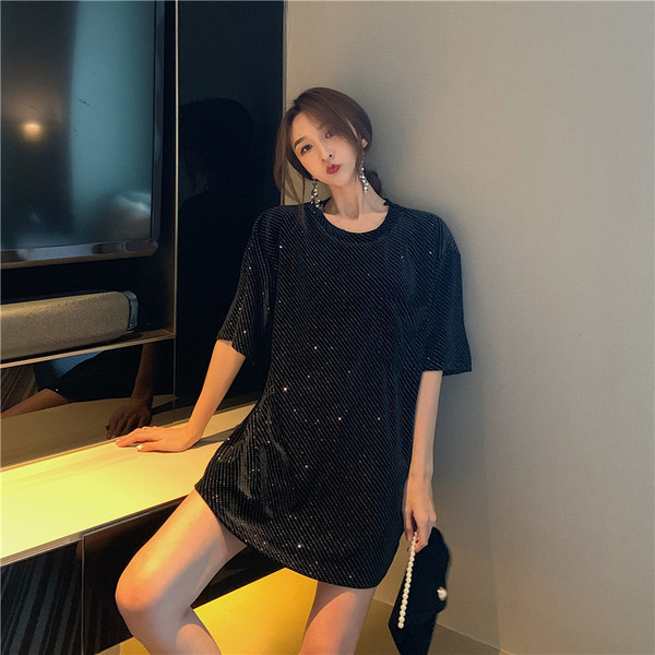 Aktuális női fényes blúz széles modell fekete színben