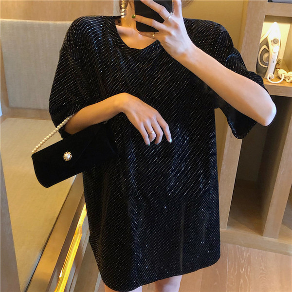 Aktuális női fényes blúz széles modell fekete színben