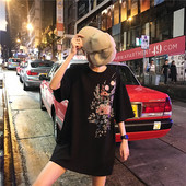 Női hosszú póló 3/4 ujjal és virágmotívumokkal fekete színben