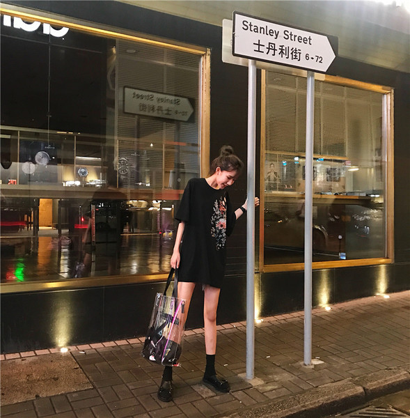 Női hosszú póló 3/4 ujjal és virágmotívumokkal fekete színben