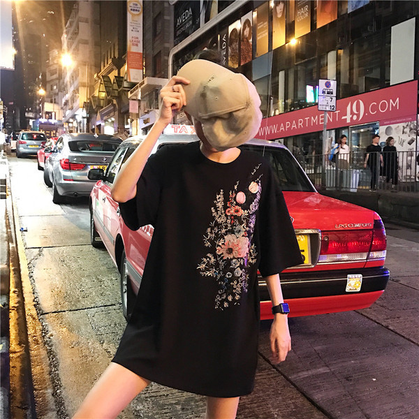 Női hosszú póló 3/4 ujjal és virágmotívumokkal fekete színben